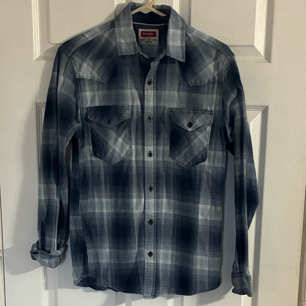 Wrangler Men's Black and Gray Plaid Button Down Shirt